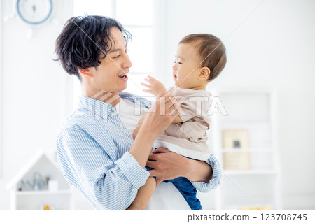 家庭爸爸和寶寶 123708745