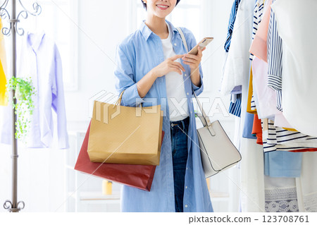 shopping woman shopping woman 123708761