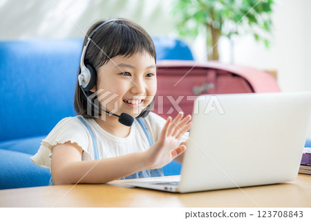 在線上課的女孩 在線上課的女孩 123708843