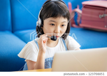 在線上課的女孩 123708851