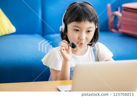 在線上課的女孩 123708853