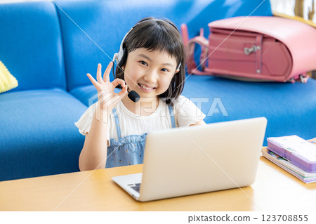 在線上課的女孩 123708855