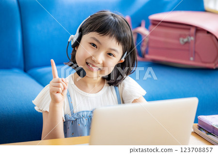 在線上課的女孩 在線上課的女孩 123708857