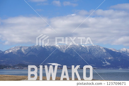 琵琶湖的景色以及俯瞰比叡山的紀念碑 琵琶湖的景色以及俯瞰比叡山的紀念碑 123709671