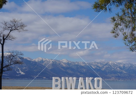 琵琶湖的景色以及俯瞰比叡山的紀念碑 琵琶湖的景色以及俯瞰比叡山的紀念碑 123709672