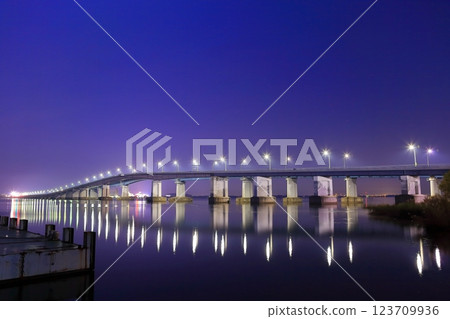【滋賀郡】琵琶湖大橋的對稱夜景 【滋賀郡】琵琶湖大橋的對稱夜景 123709936
