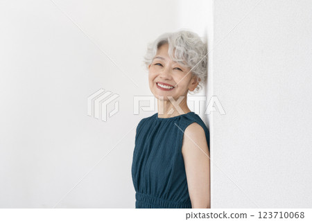 頭髮灰白的高級女性看著相機微笑 123710068