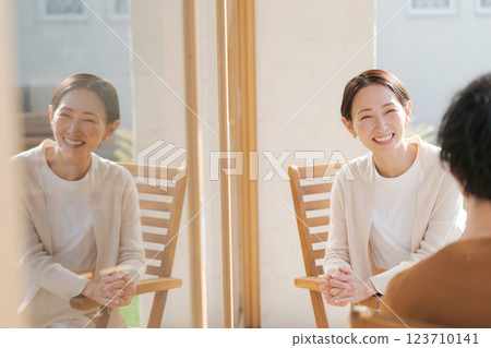 Couple talking on balcony 123710141