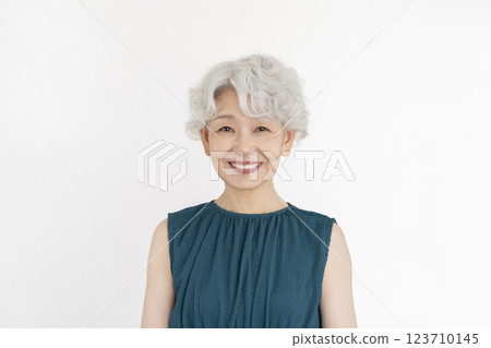 頭髮灰白的高級女性看著相機微笑 頭髮灰白的高級女性看著相機微笑 123710145
