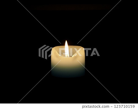 黑暗中發光的蠟燭 黑暗中發光的蠟燭 123710159
