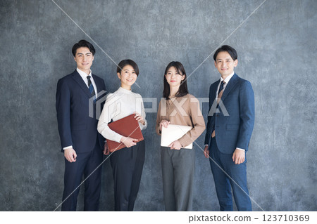 四個商人並肩站著 — 顧問、房地產經紀人、專業人士等的形象。 123710369