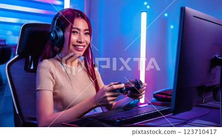 女性玩家享受電競 | 職業玩家專注的遊戲和直播場景 123710417