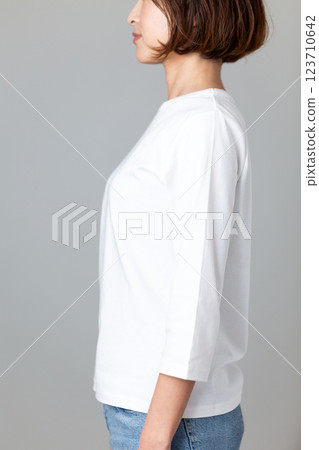 中年婦女站立姿勢 123710642