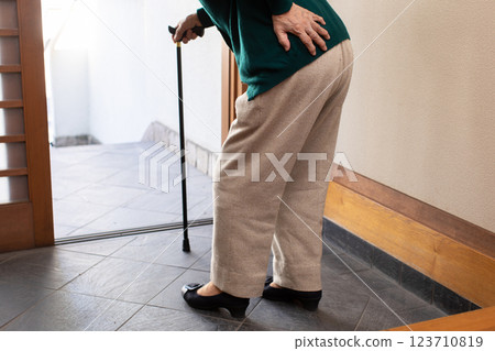 遭受背痛的老人 123710819