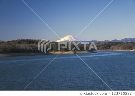 Lake surface seen from the Sayama Lake Dam in winter under blue skies and Mt. Fuji in strong winds Lake surface seen from the Sayama Lake Dam in winter under blue skies and Mt. Fuji in strong winds 123710882