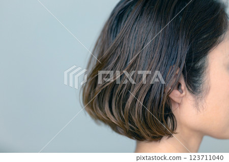 middle-aged woman's hair 123711040