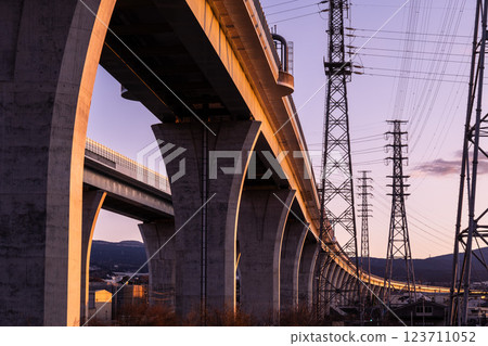 The elevated road, bridge piers, and high-voltage power transmission towers of the Shin-Tomei Expressway at dawn (Fujinomiya City, Shizuoka Prefecture) 123711052