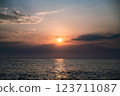 在海上日落 123711087