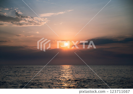 在海上日落 在海上日落 123711087
