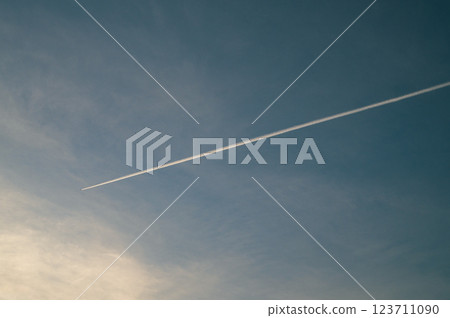 軌跡漂浮在黃昏的天空 軌跡漂浮在黃昏的天空 123711090