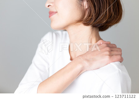 中年婦女患有肩膀僵硬 123711122
