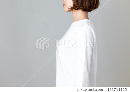 Middle-aged woman standing posture 123711125