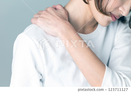 中年婦女患有肩膀僵硬 123711127