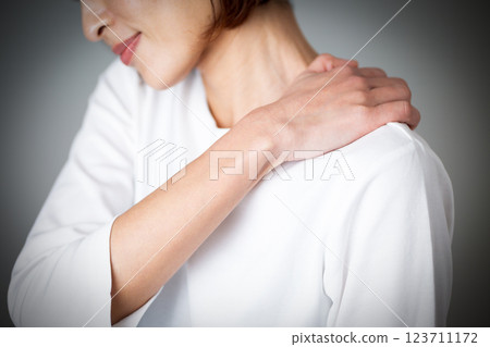 Middle-aged woman suffering from stiff shoulders 123711172