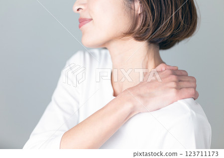 中年婦女患有肩膀僵硬 123711173