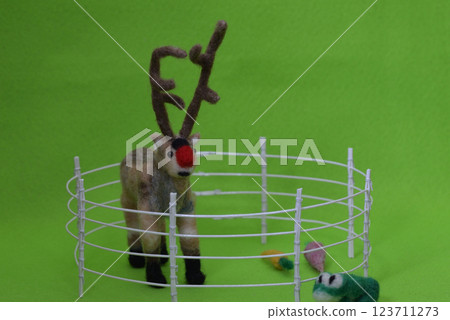 柵欄裡的馴鹿 123711273