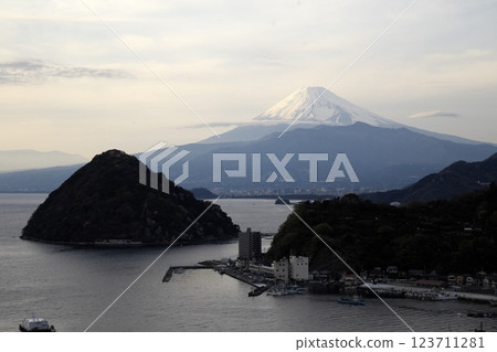 Fuji in the darkness of winter Fuji in the darkness of winter 123711281