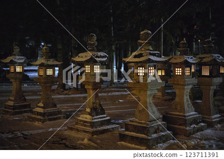 雪花飄落,寺廟燈火通明 雪花飄落,寺廟燈火通明 123711391