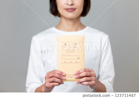 Middle woman with a salary bag 123711487