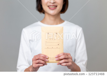 背著工資袋的中年婦女 背著工資袋的中年婦女 123711488