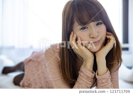 一位年輕的女士，臉頰貼 123711709