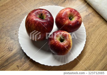 Plate with apples and autumn leaves on wooden table Plate with apples and autumn leaves on wooden table 123712085