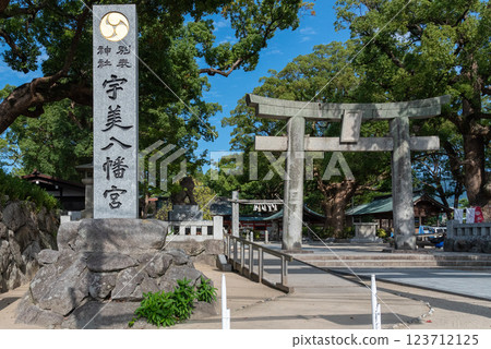 福岡縣海八幡宮莊嚴的鳥居門,是祈求平安分娩的著名景點 福岡縣海八幡宮莊嚴的鳥居門,是祈求平安分娩的著名景點 123712125