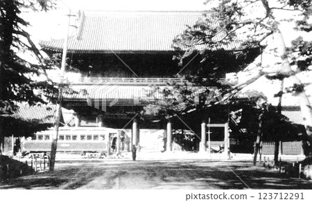Old photo, 1918-1923, Zojoji Temple Gate (Sangedatsumon Gate), Tokyo 123712291