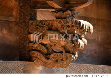 Yakyucho, Higashimatsuyama City, Saitama Prefecture. The guardian deity of the main hall of Yakyu Inari Shrine, a national important cultural property. 123712306