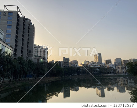 發展中國家孟加拉達卡的一個湖泊 123712557