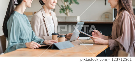 邊開會邊看文件資料的亞洲女性和商務女性（銷售和策劃） 123712561