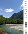 Spectacular views! The beautiful Azusa River and blue skies [Kamikochi, Nagano Prefecture] 123712655