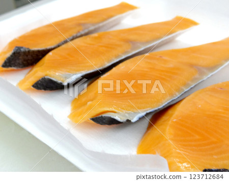1 片鮭魚片 1 片鮭魚片 123712684