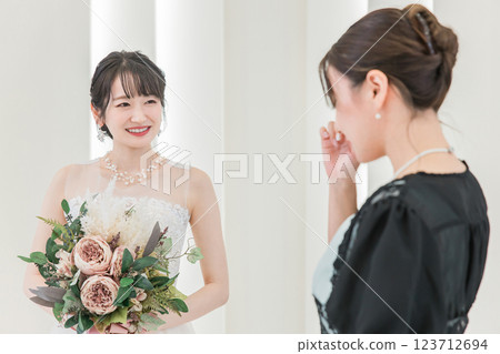 Guests, attendees, attendees women and brides, brides who are moved by the wedding ceremony and cry 123712694