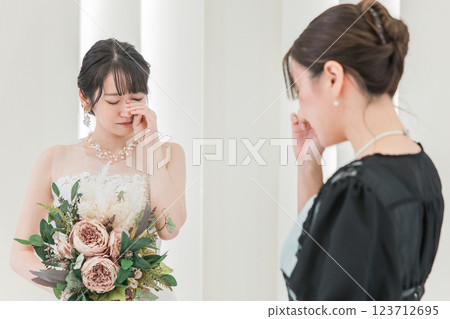 Guests, attendees, attendees women and brides, brides who are moved by the wedding ceremony and cry 123712695