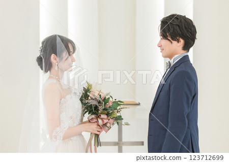 新娘和新郎進行花束和胸花儀式 123712699