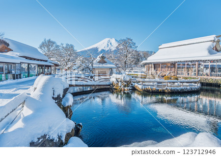 忍立八海富士山雪景 123712946
