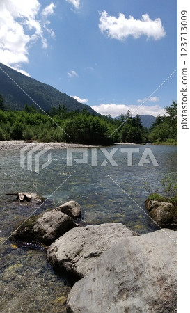 梓川的美麗流動與蔚藍的天空【長野縣上高地】 123713009