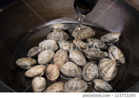 Clams steamed in wine The process of making clams steamed in sake Clams steamed in wine The process of making clams steamed in sake 123713205