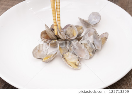 Clams steamed in wine The process of making clams steamed in sake 123713209